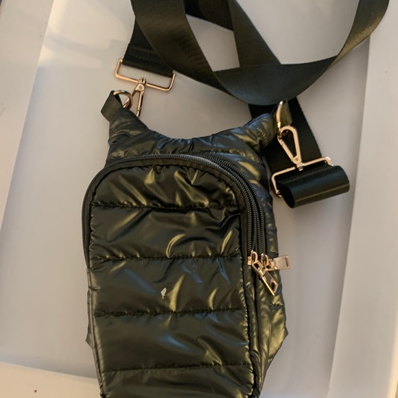 Wonderful Black Crossbody Hydro Bag w/Gold Accents. Holds water bottle & more! - Picture 2 of 11